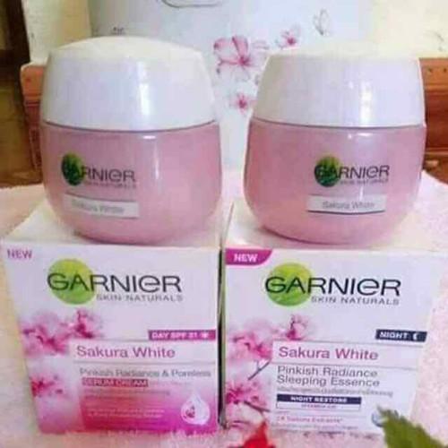 Kem dưỡng da garnier sakura white