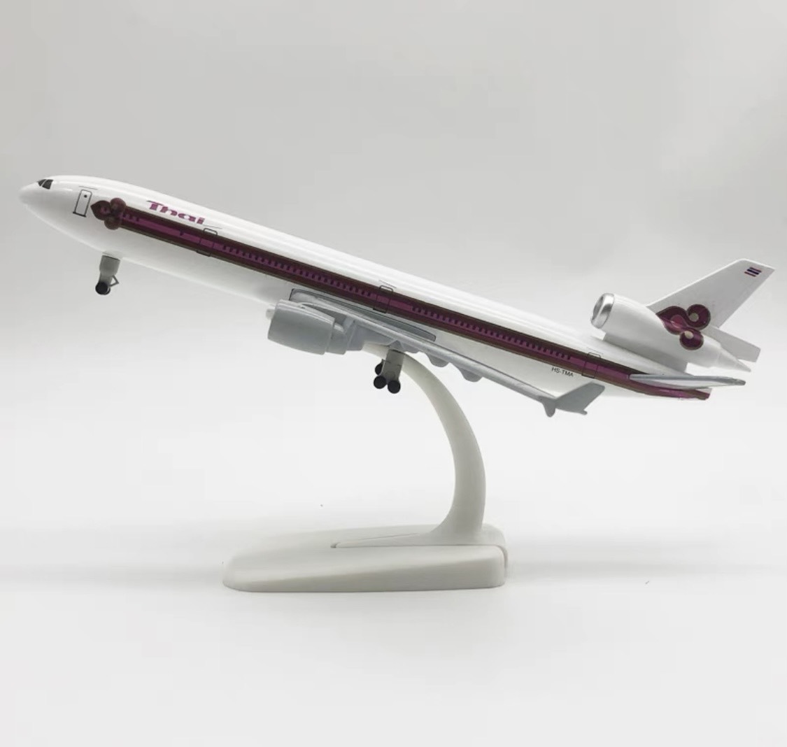 Mô hình máy bay Thái MD 18cm có bánh xe + đế trưng bày