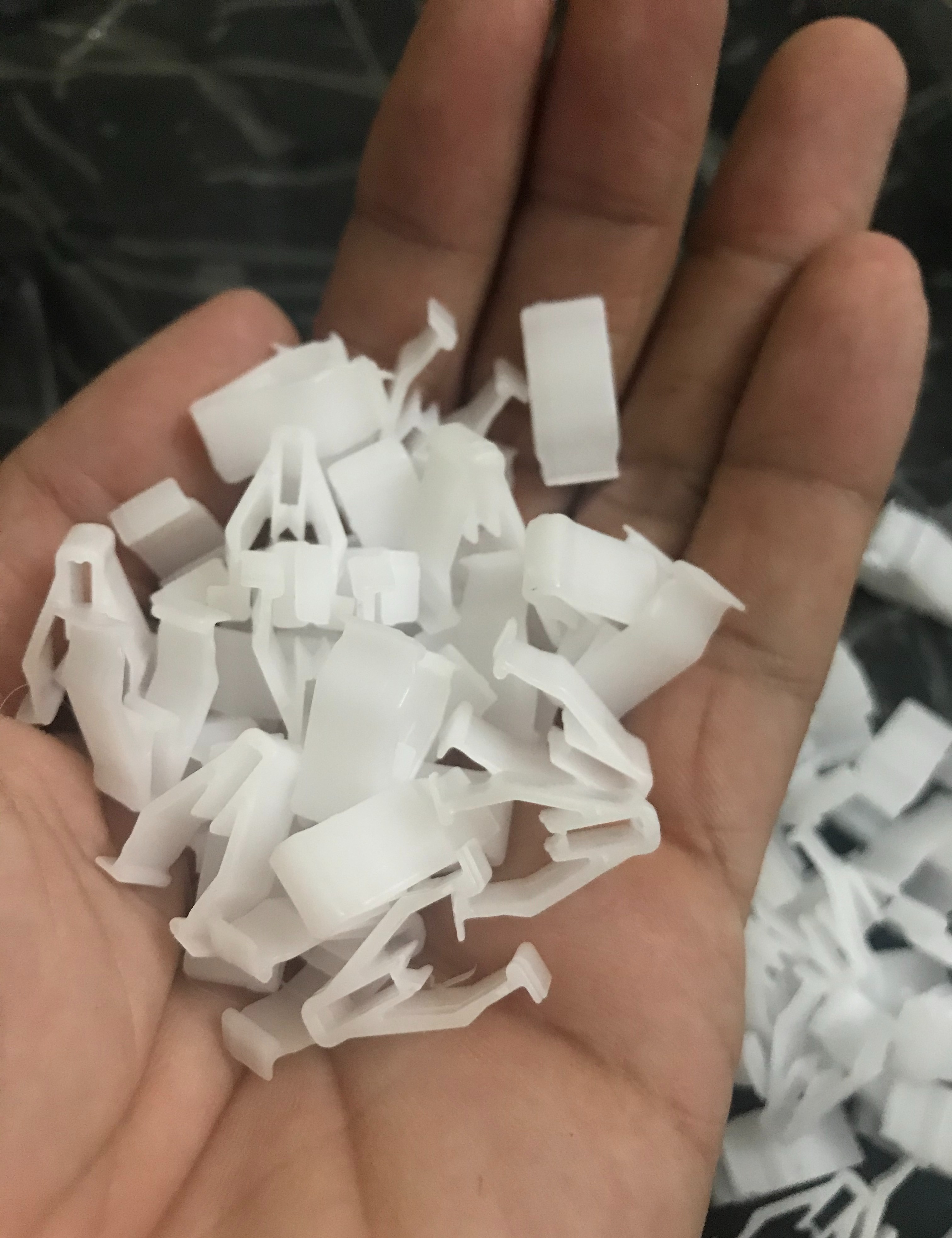 Chốt Kẹp Nhựa Trắng Gắn Dàn Áo Xe Máy