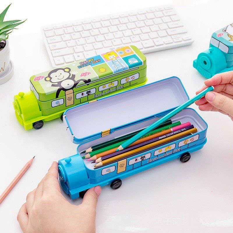 HỘP BÚT ĐOÀN TÀU 2 TẦNG CÓ ĐỒ BÀO BÚT CHÌ BẰNG KIM LOẠI SƠN TĨNH ĐIỆN BỀN CHẮC, DỄ THƯƠNG CHO BÉ