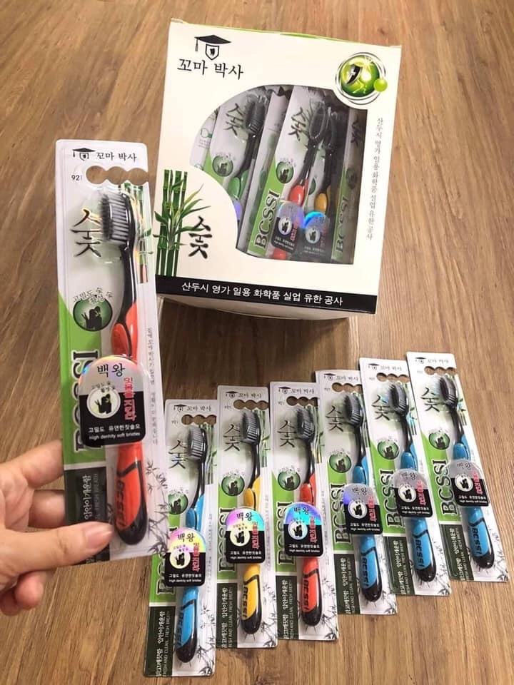 Hộp 10 bàn chải đánh răng Hàn Quốc làm từ than hoạt tính
