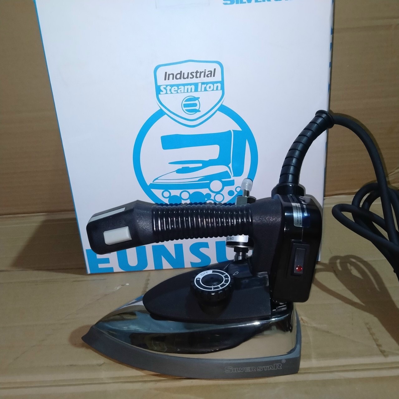 Bàn ủi hơi nước công nghiệp cao cấp ensung >ủi hơi nước bình treo > bàn là hơi nước 94a
