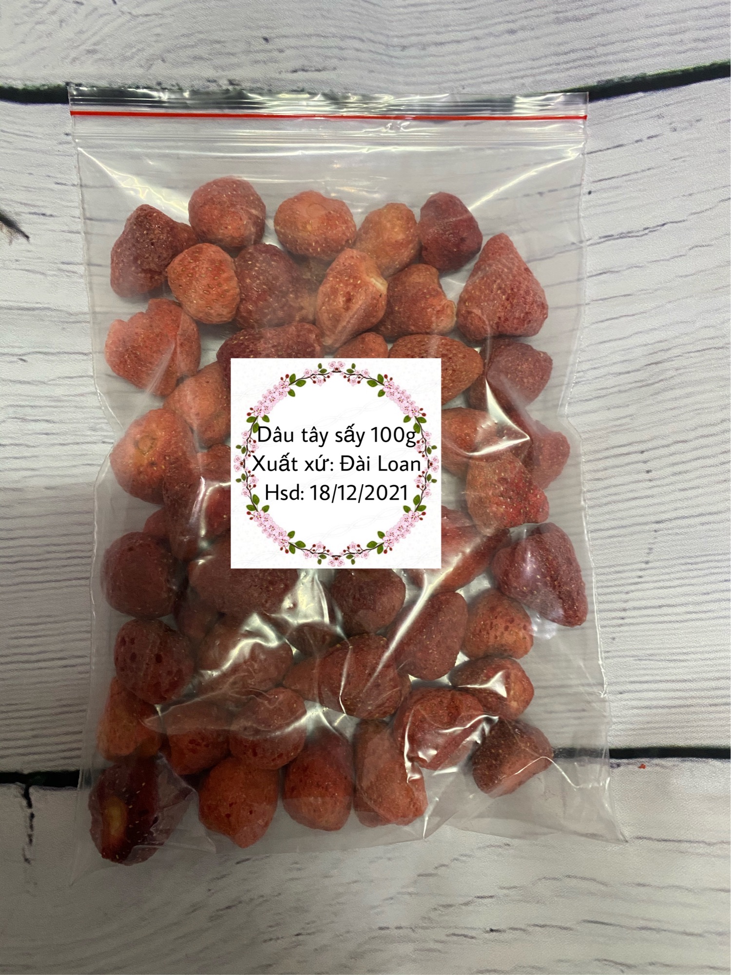 Dâu tây sấy khô giòn nguyên quả 100g