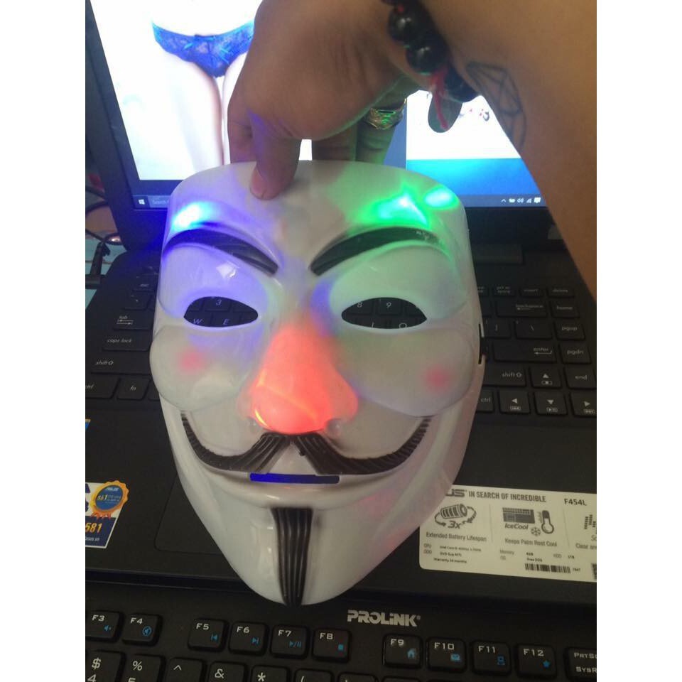 Mặt nạ Hacker trắng có đèn, chất liệu nhựa dẻo