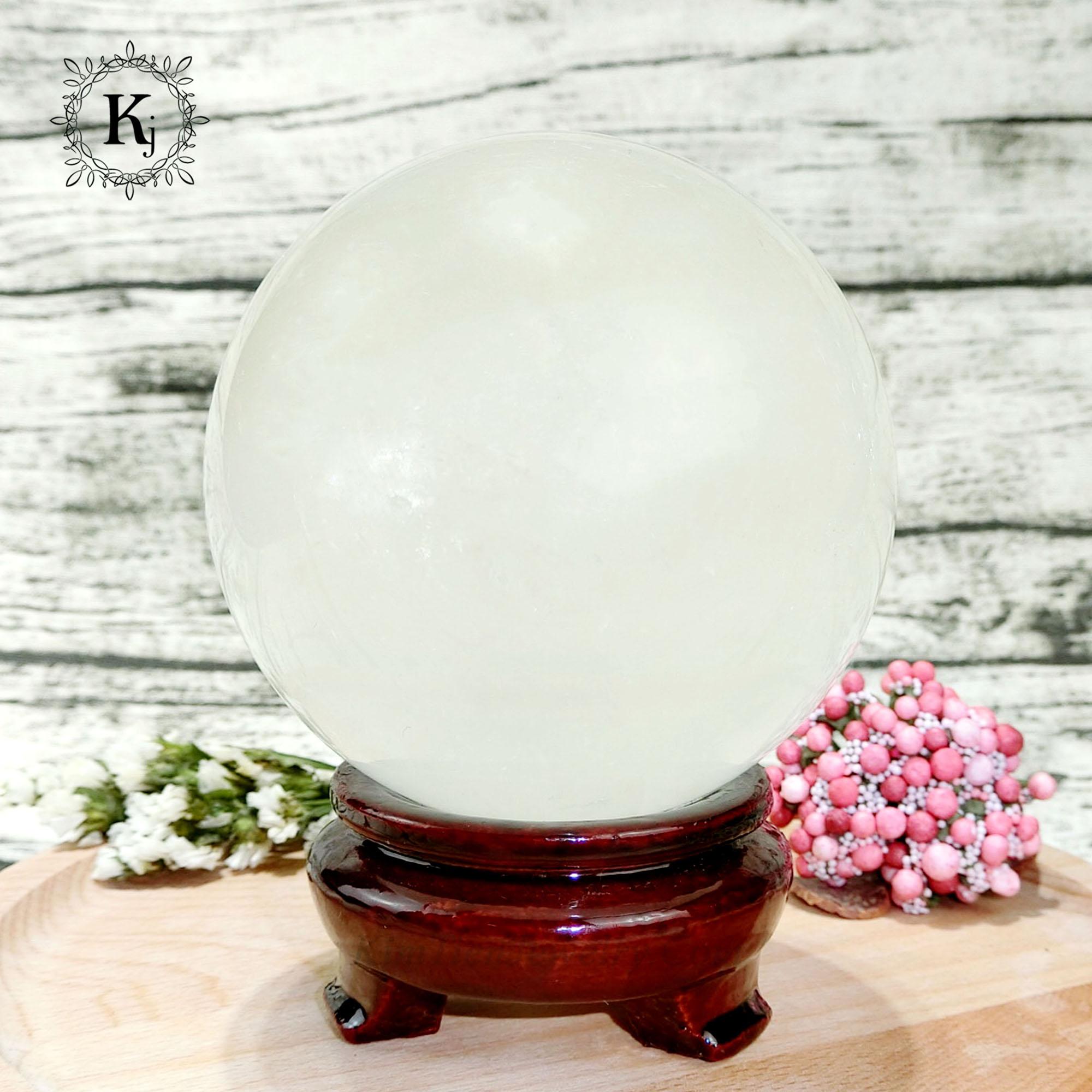 Quả Cầu Phong Thủy Màu Trắng Sữa  - Xoay Chuyển Thời Vận  - Hợp Mệnh Kim, Thủy - Tặng Kèm Đế