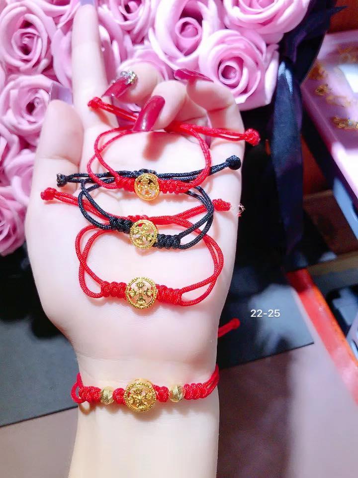 Vòng tay chỉ đỏ mix charm bánh xe pháp luân vàng 10k
