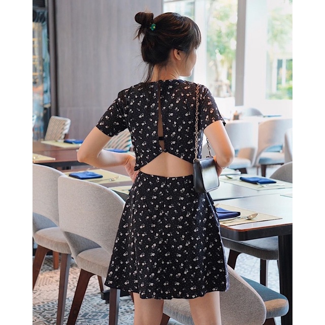 Đầm hoa hở lưng Ruchan
