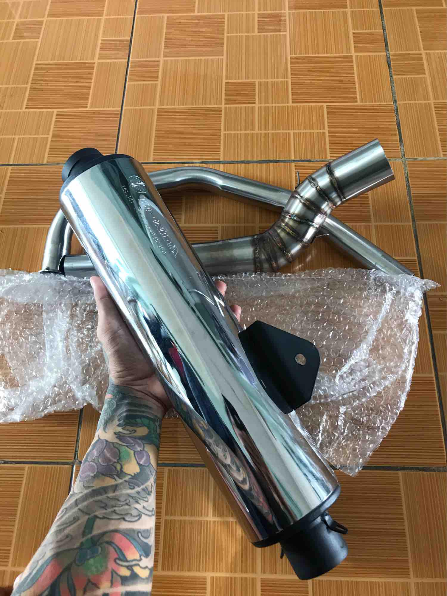 Lon rcb150 kèm cổ pô 2 khúc inox full cổ cho các dòng xe. Móc ấm