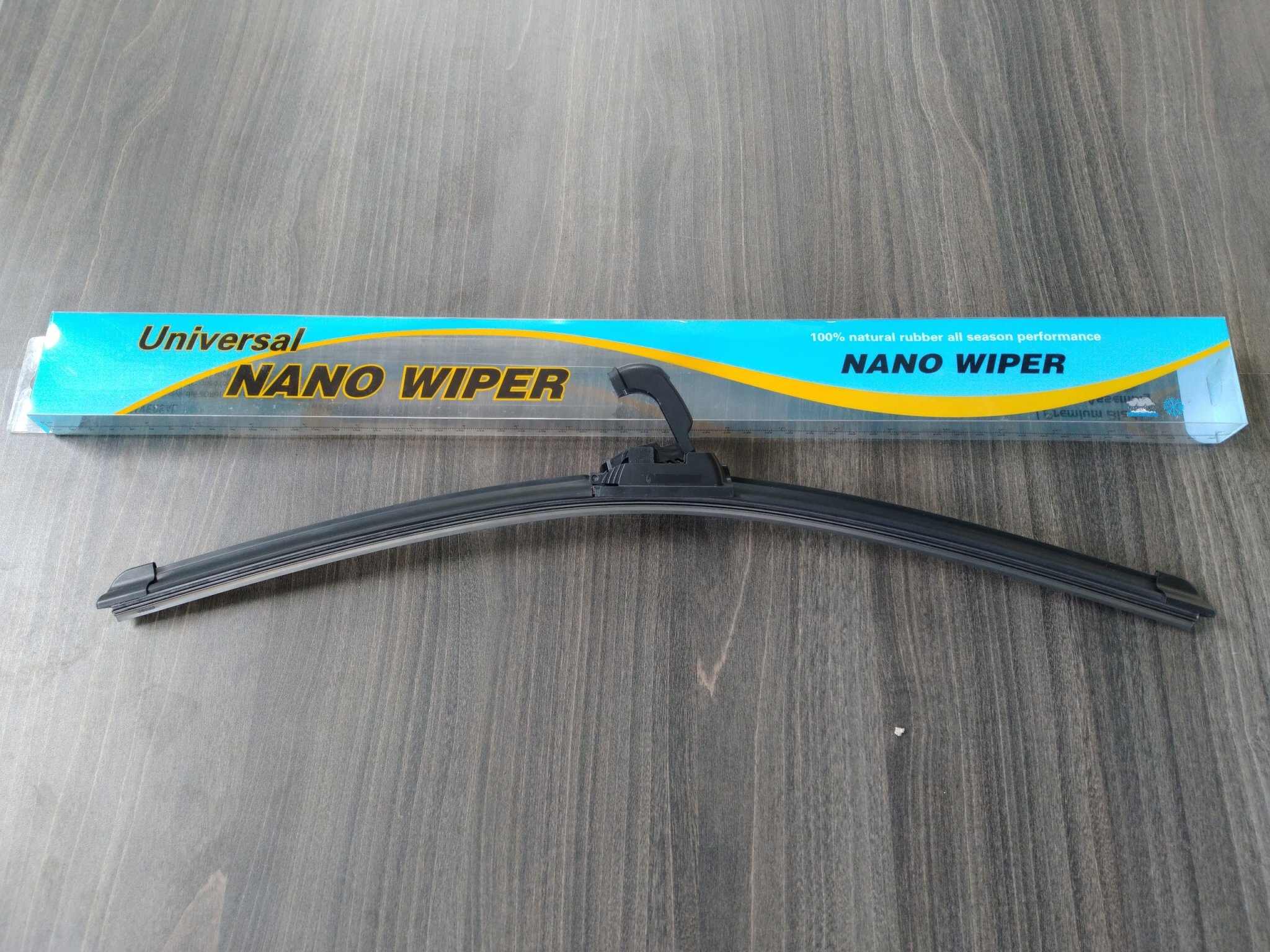 Gạt Mưa Silicone. Gạt Mưa Ô Tô. Cần gạt mưa ô tô NANO. Lưỡi gạt được phủ THAN CHÌ HOẠT TÍNH gạt cực sạch cực êm không gây tiếng ồn. Chiều dài từ 35 cm (14 inch) đến 70 cm (28 inch)