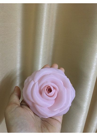 Hoa voan cài áo màu hồng