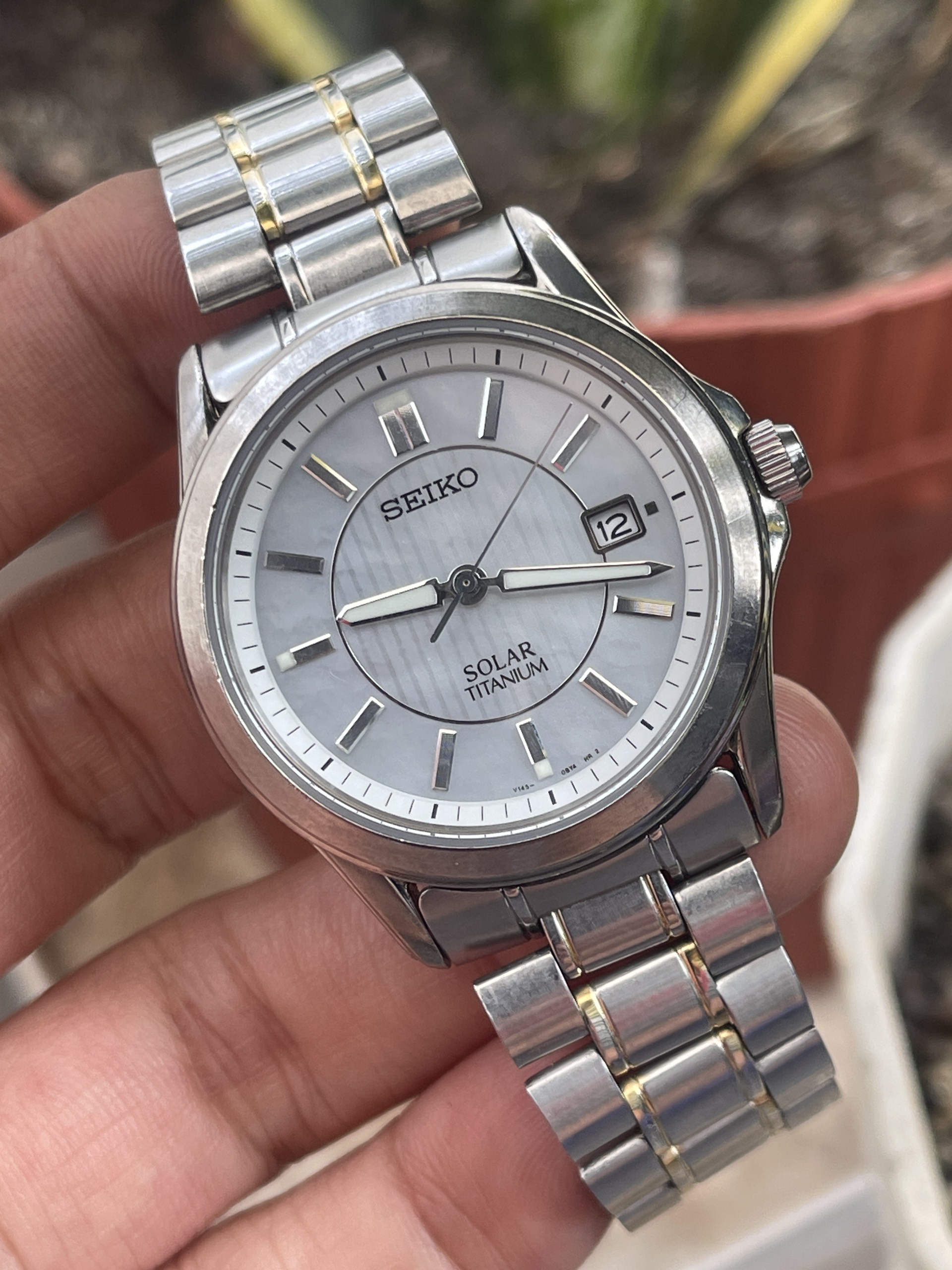 Đồng hồ nam Seiko titanium kính saphia mặt xà cừ pin năng lượng hàng Si
