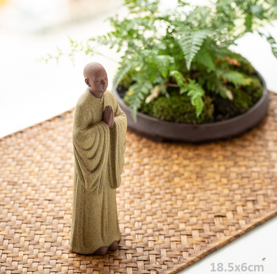 Tượng tăng sĩ thành tâm hướng Phật nhựa composite 18cm