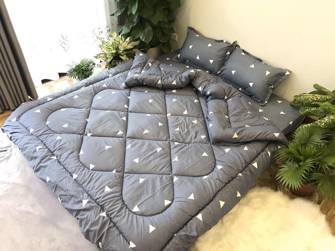 Chăn phao siêu nhẹ cực ấm,đã có ruột bông liền vải cotton poly 1m8x2m họa tiết tam giác ghi