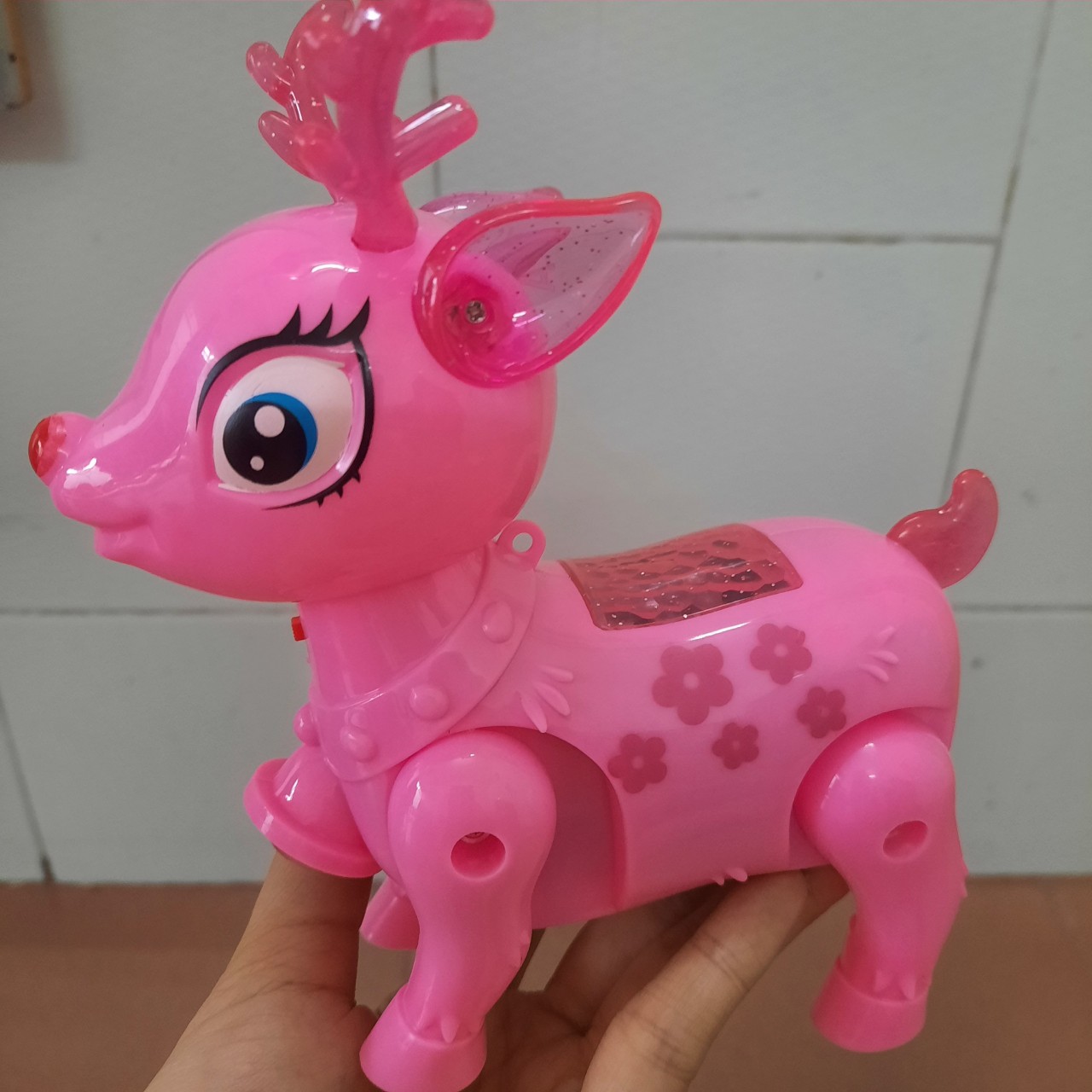 Đồ chơi chú nai chạy pin nhạc đèn cực kỳ vui nhộn.