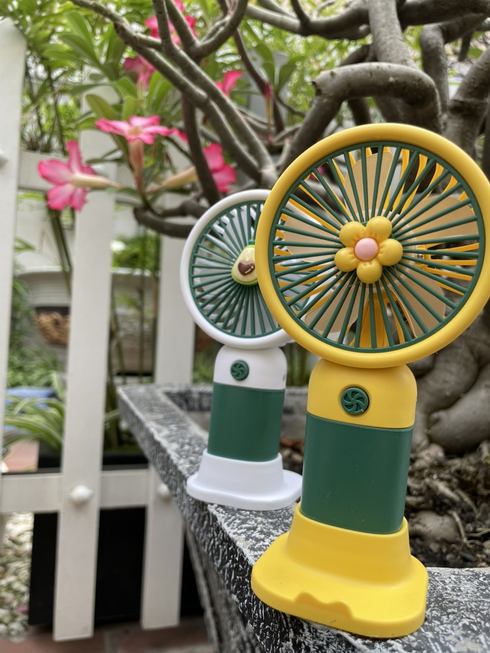 Quạt Tích Điện Mini Cầm Tay Có Dây Sạc, Dây Đeo, Chân Để Bàn, khích thước 7.8x5.3x15cm (giao màu và loại ngẫu nhiên)