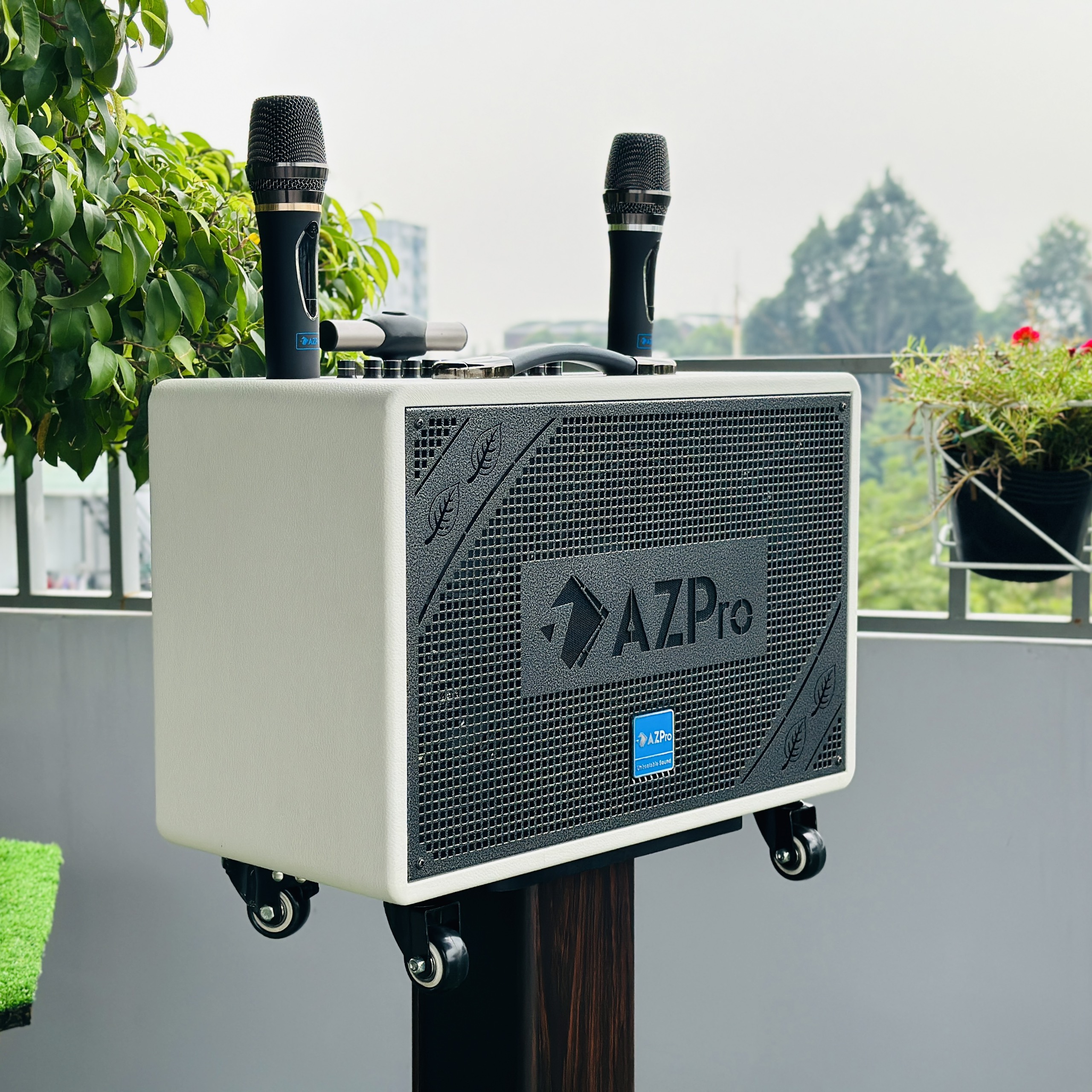 Loa Kéo Chất Lượng Cao AZPRO AZ- 318 Bass 20 kèm 2 Micro không dây kim loại chính hãng với thiết kế mạnh mẽ vỏ gỗ sơn sần