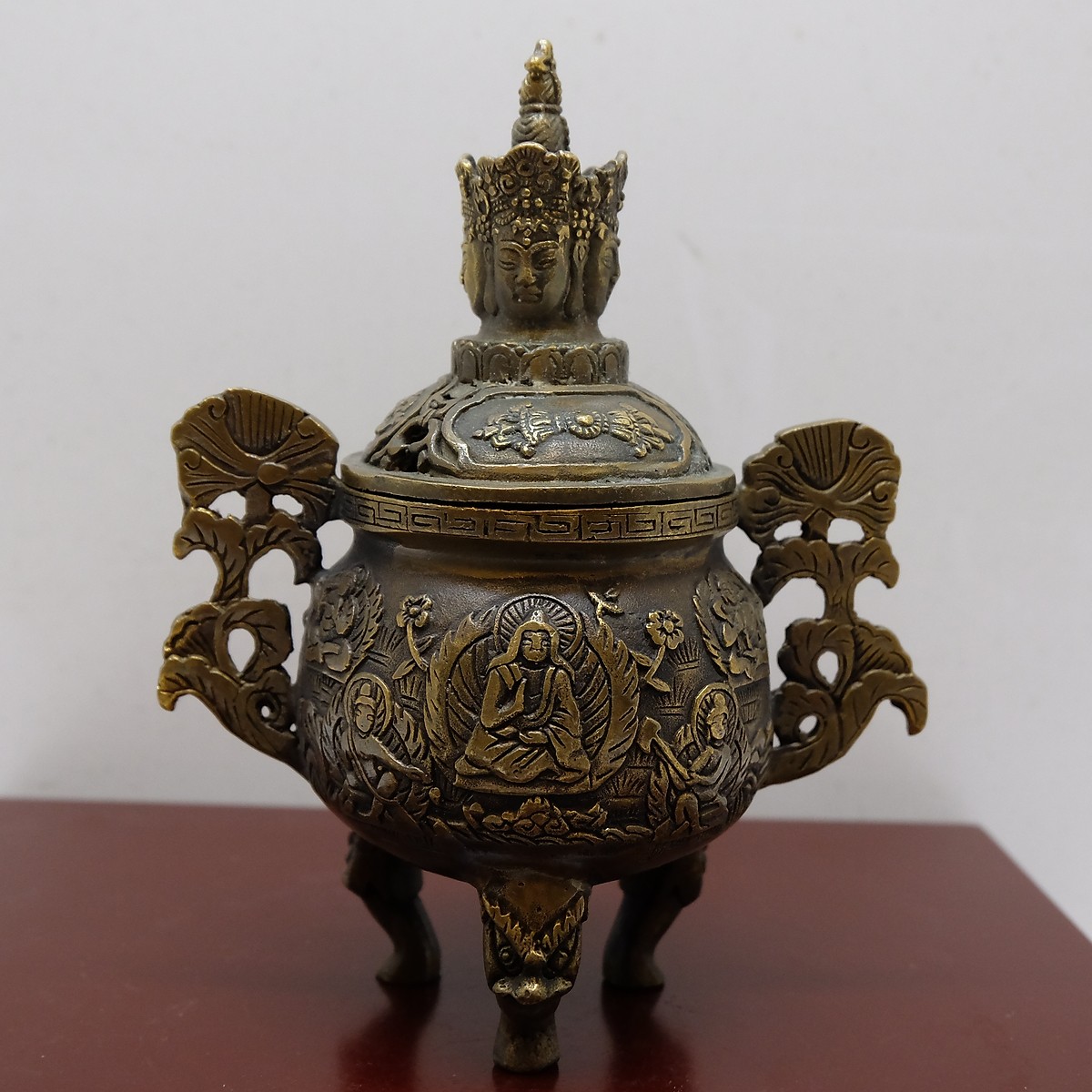 Lư trầm phật tứ diện