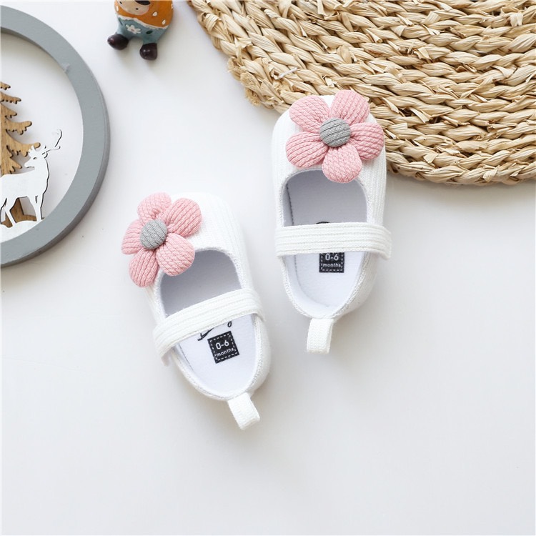 Giày tập đi đính hoa cúc mềm mại cho bé gái