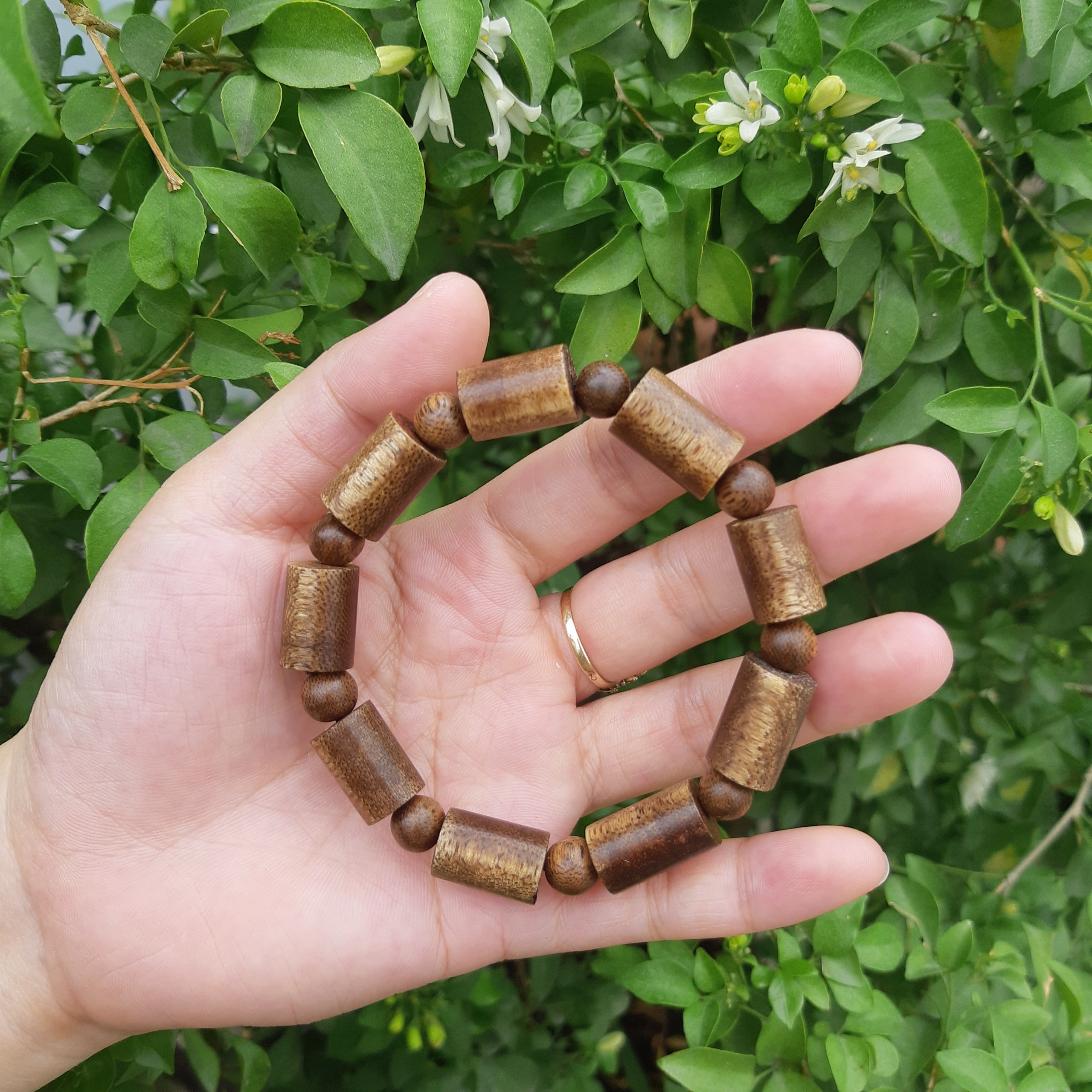 Vòng tay trầm hương phong thủy trụ trúc 8mm 9x9 hạt 100% trầm tóc tự nhiên mang lại may mắn bình an và tài lộc cho người đeo