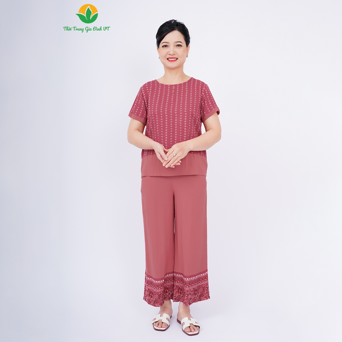 Bộ mặc nhà  trung niên xuân hè Việt Thắng quần lửng áo cộc tay cúc ngực chất lanh B06.2219