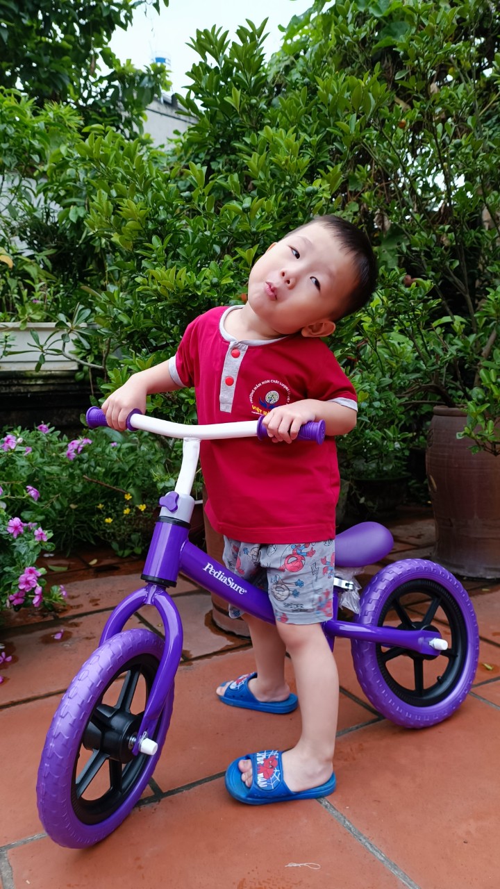 Xe chòi chân thăng bằng 2 bánh pediasure cho bé, hkm sữa pediasure