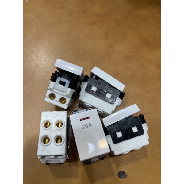 Công tắc 20a bình nóng lạnh s18cc sino
