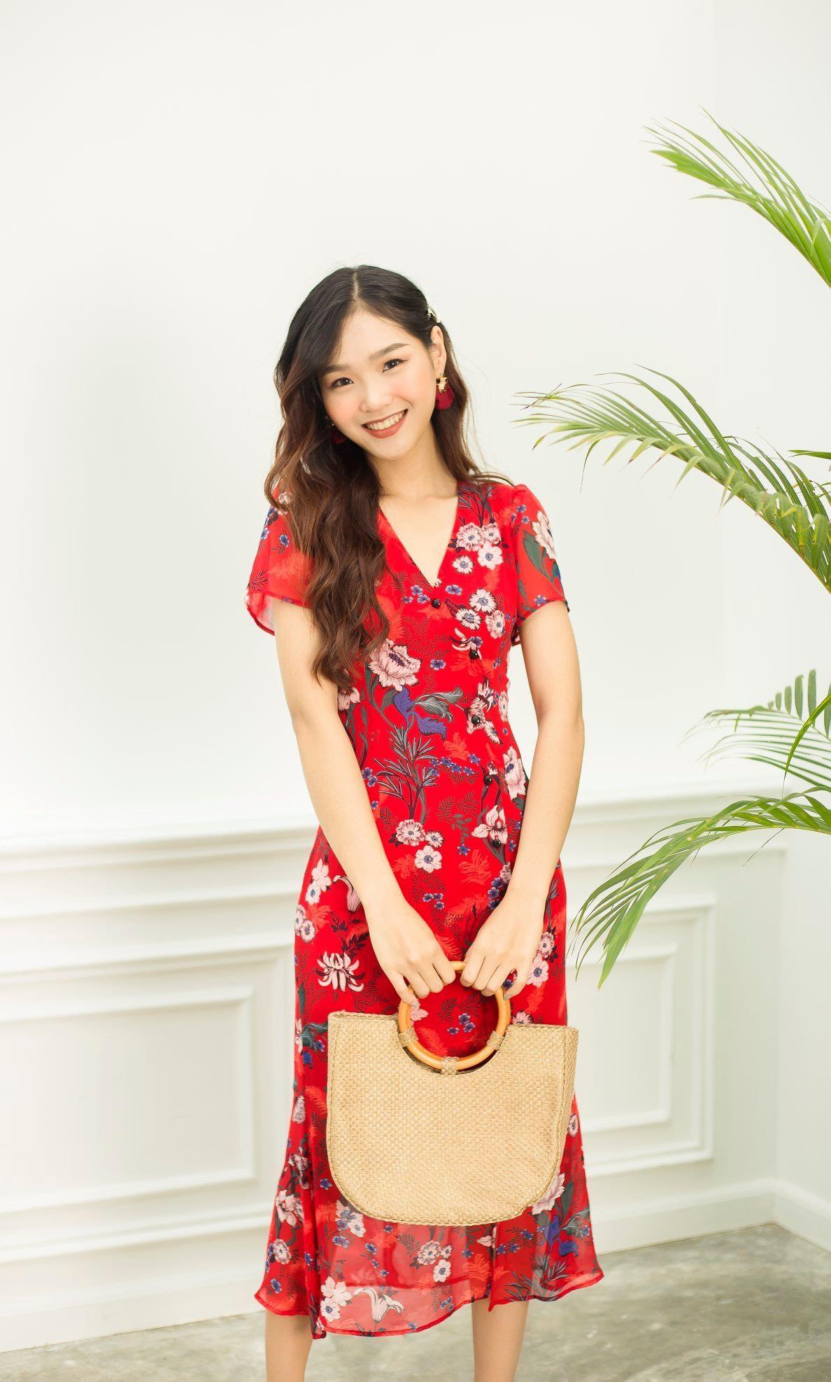 Váy hoa đỏ có cúc dáng dài - GBeauty