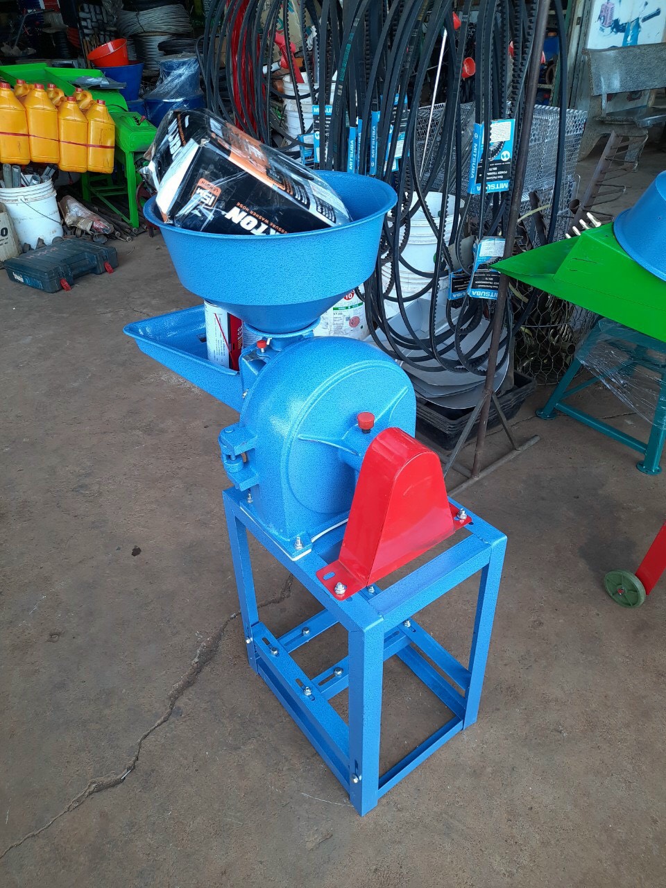 Máy nghiền bột cám ngô,gạo gia đình ,chưa có động cơ giá rẻ 0969216537 tặng 1sang