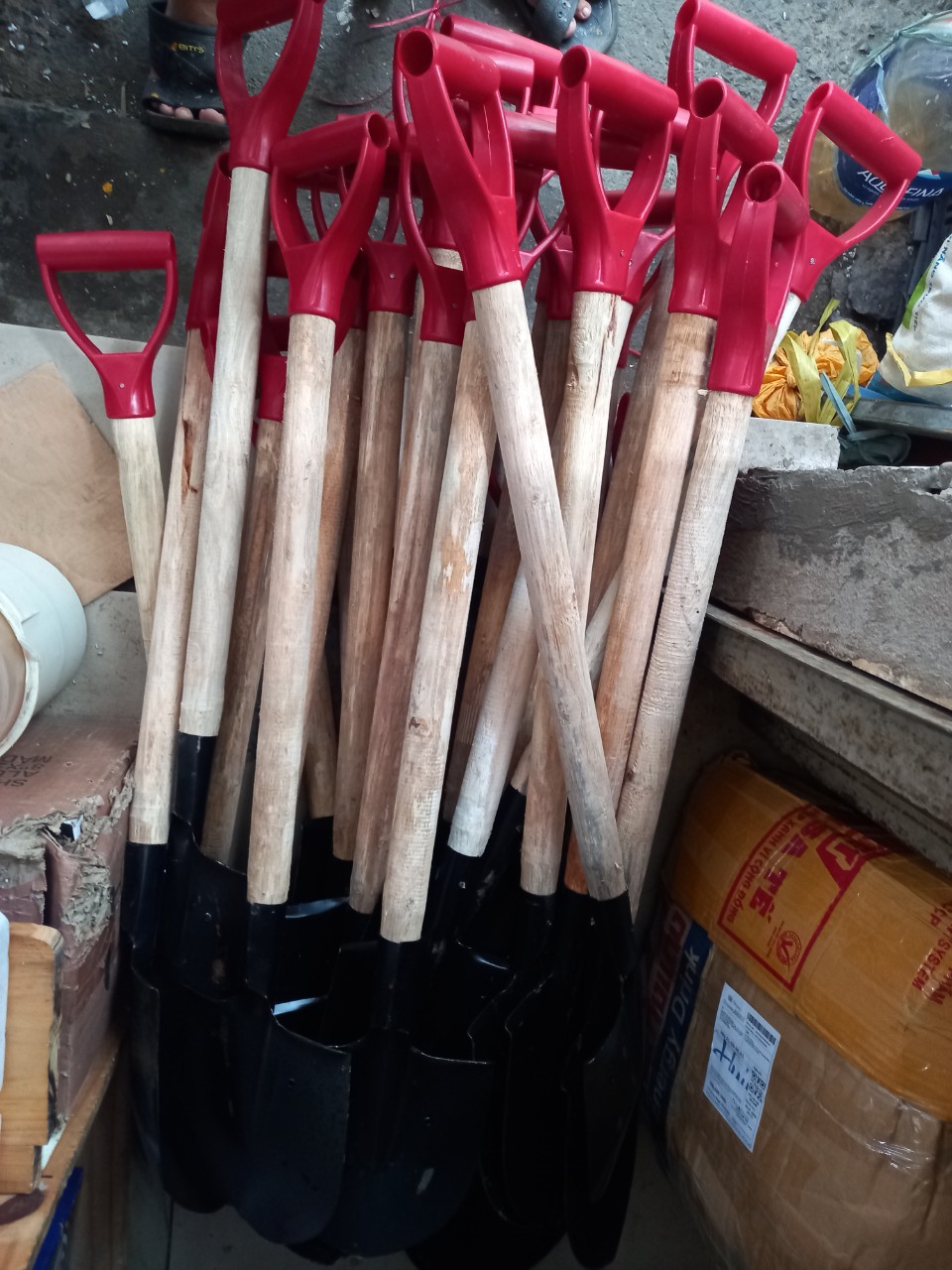 Xẻng công binh cán bằng nhựa