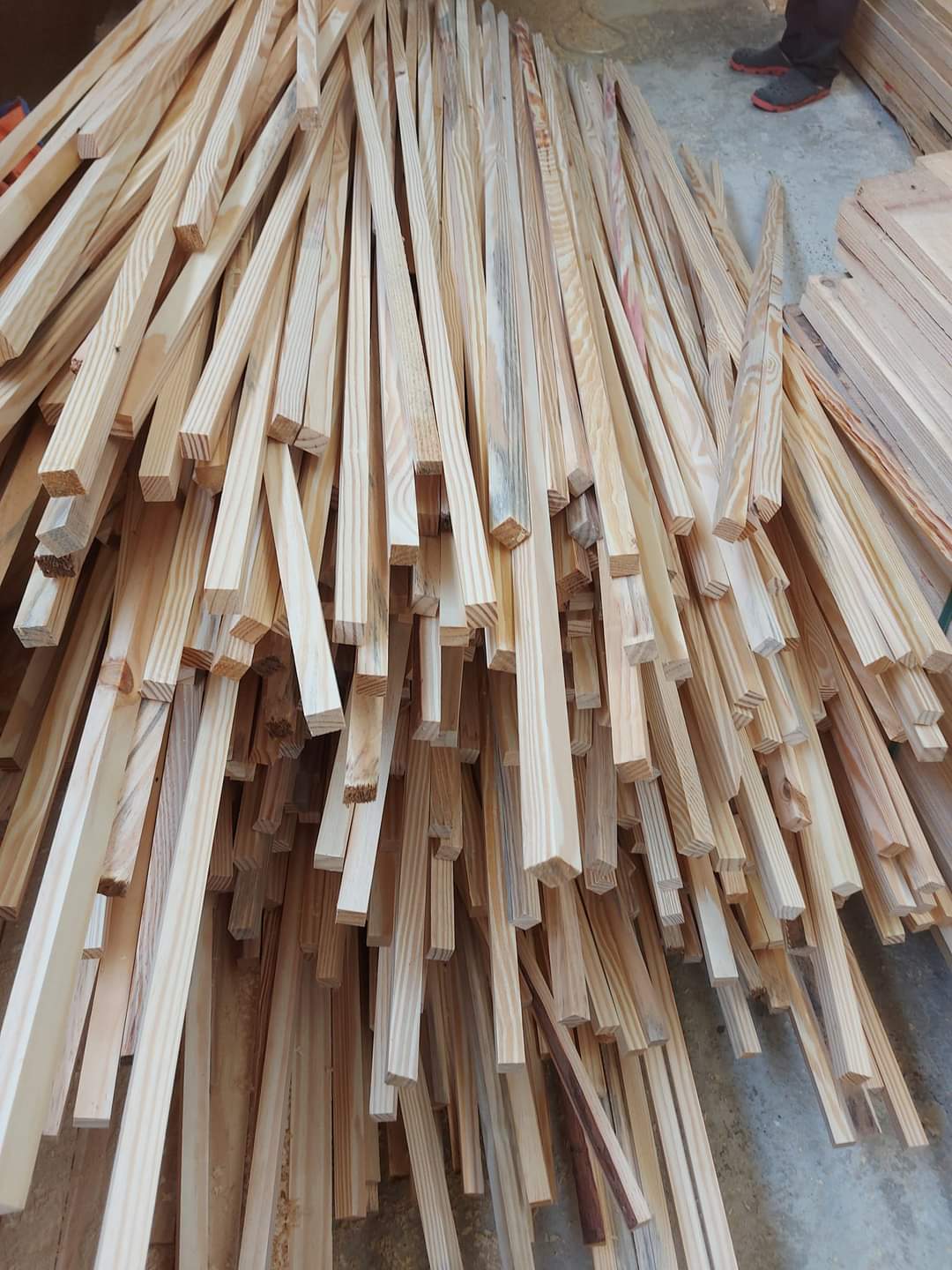 Thanh gỗ vuông 1 cm dài từ 30cm đến 120 cm đã nhám 4 mặt sáng đẹp tự nhiên.
