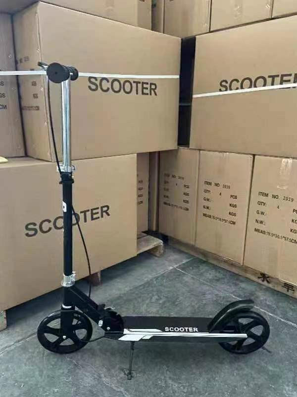 Xe scooter vip có phanh tay cho bé, xe khỏe có thể tải lên tới 90kg