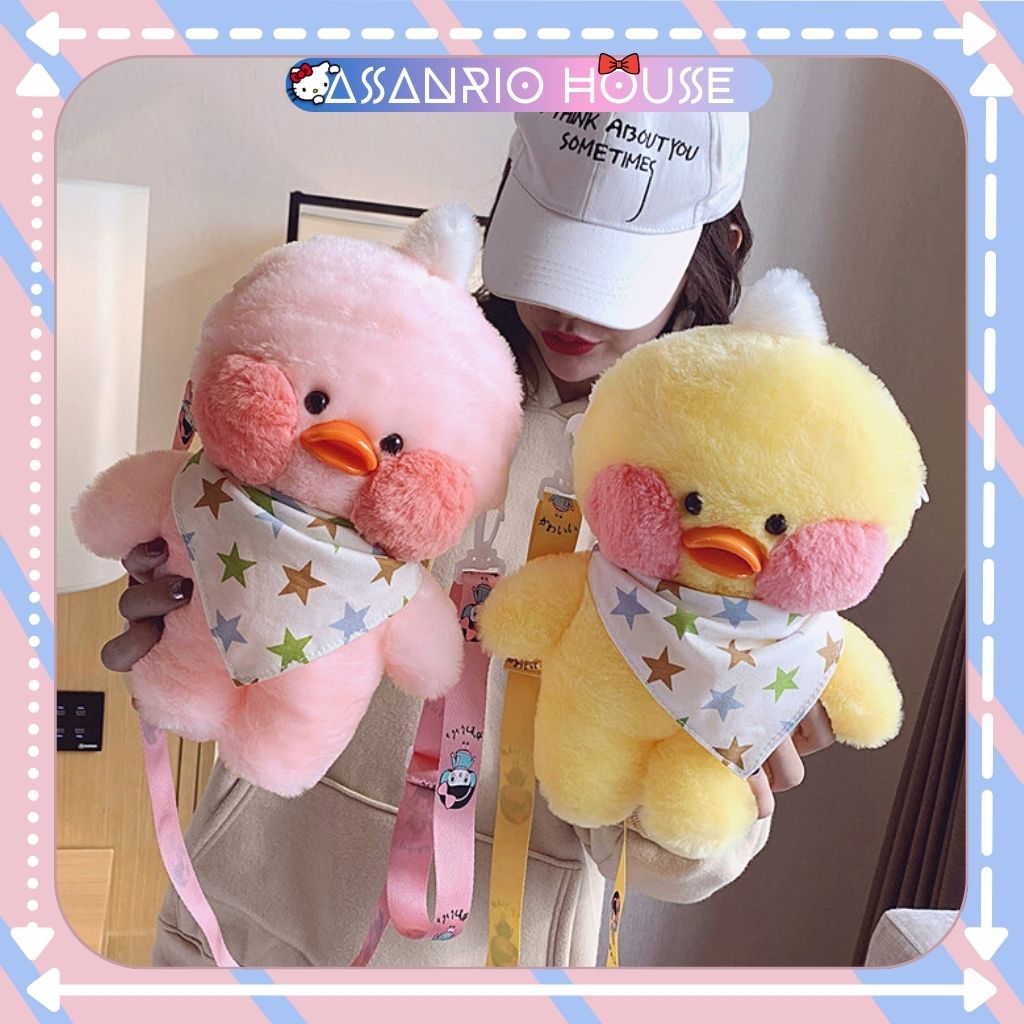 Túi đeo chéo hình bé vịt bông má hồng đeo yếm size lớn siêu cute - túi gấu bông asanrio house