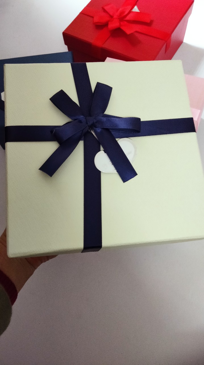 hộp quà hình vuông tặng kèm hạt xốp ( kích thước 15,5 x 15,5 x 7cm)❤❤