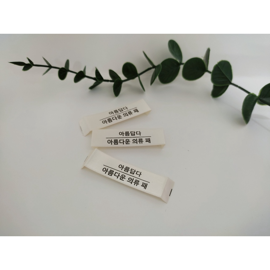 Mác vải gắn quần áo tag vải gắn cổ Mác in lụa ngà nhãn mác acca khổ 1,5 * 5cm ,cắt gập thành phẩm túi 500 c Nhận in theo yêu cầu