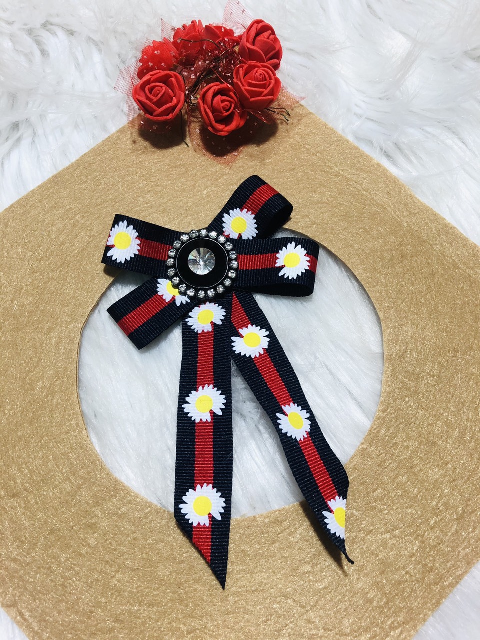 Cài áo nơ hoa cúc. kt 7 x 15cm