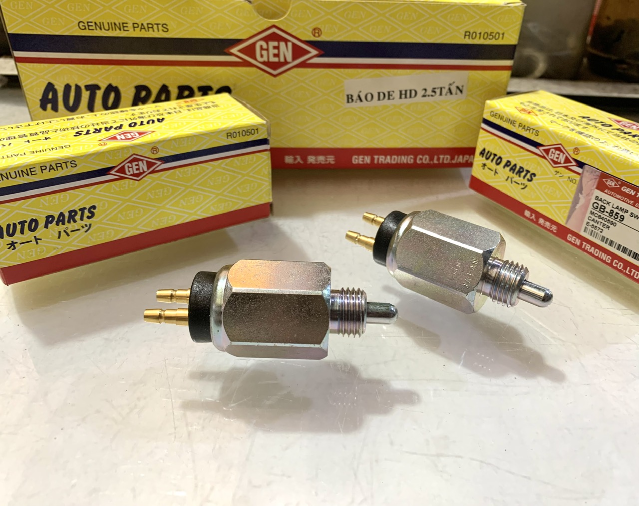 Cảm biến báo de, công tắc báo đèn lùi, báo de xe tải hyundai 2,5tấn, mightyii,.....loại xịn