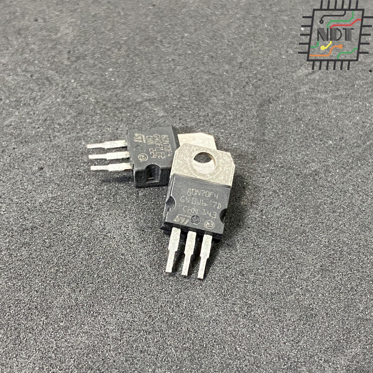 1 chiếc mosfet 80nf70