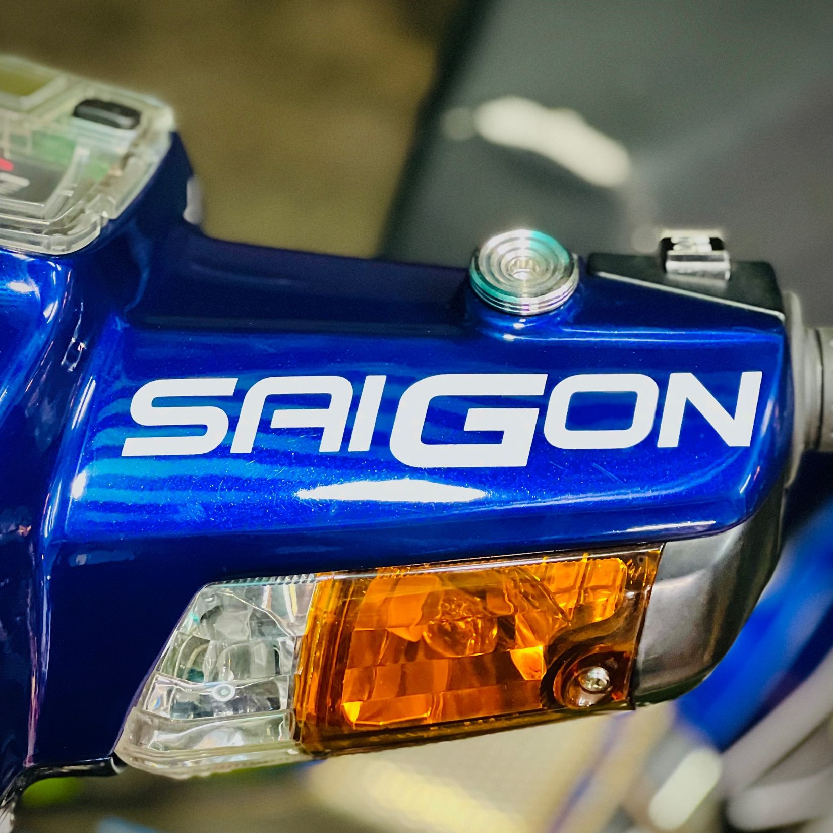 Tem logo sticker decal racing phản quang chữ Sài Gon dán được trên tất cả mọi nền xe, tem chống thấm nước