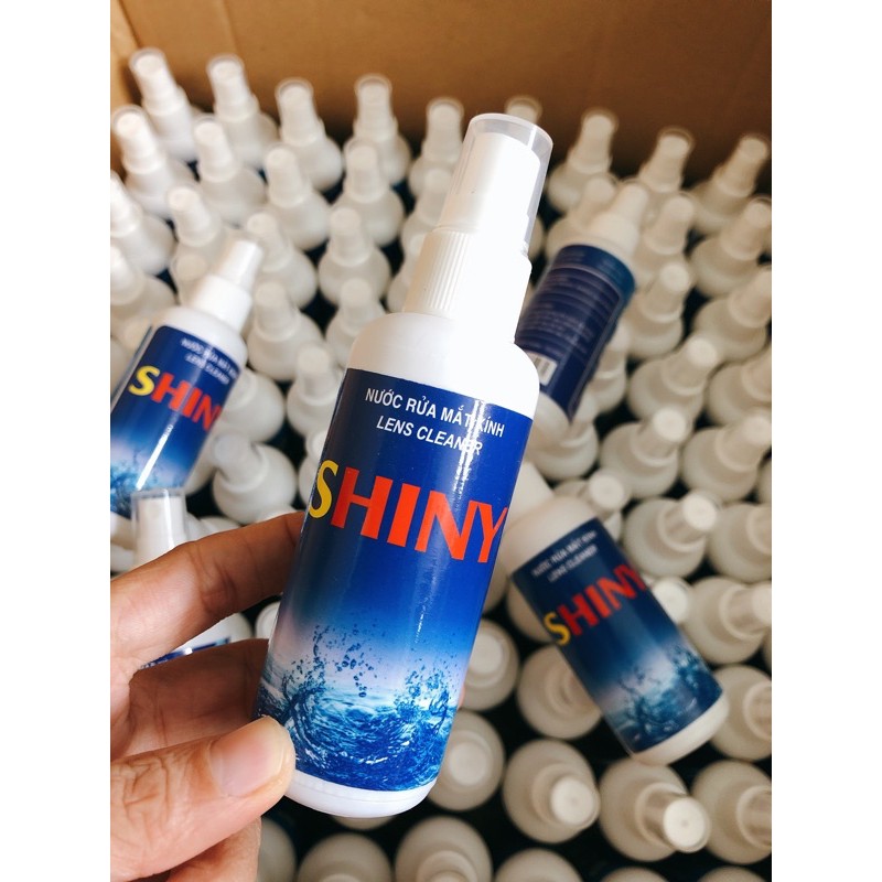 Nước lau kính sạch sẽ giúp mắt kính trong.