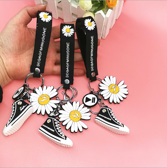 Móc khóa hoa cúc kèm giầy sneaker 2 mặt là phụ kiện cho balo, túi xách, chìa khóa siêu đẹp