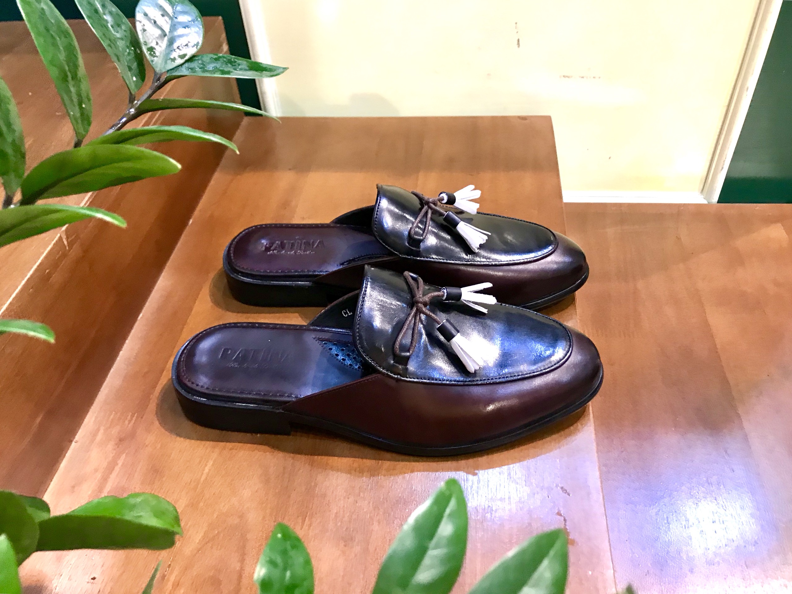 Sục da nam patina đỏ đen chuông trắng