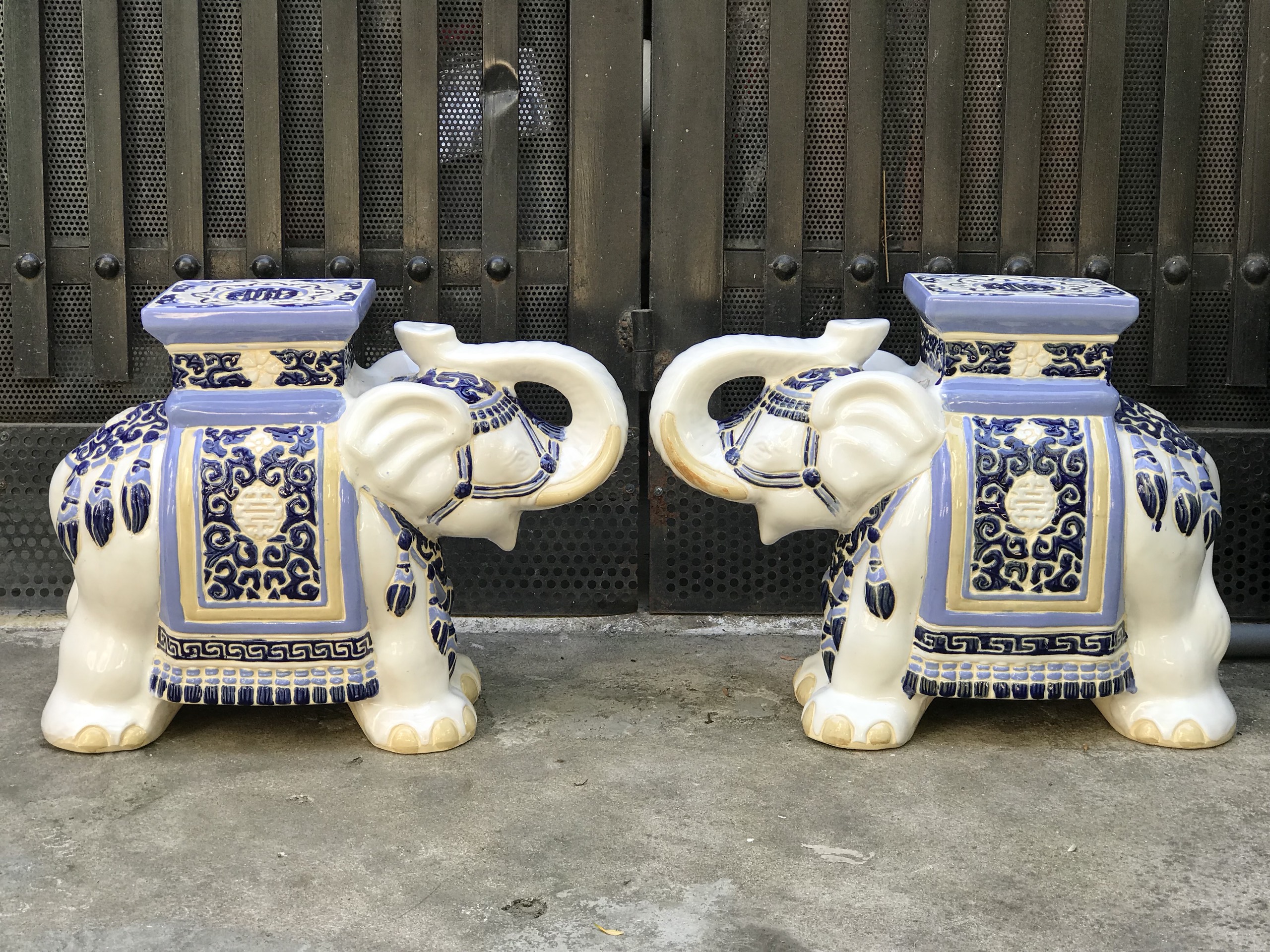 Đôn voi bằng gốm sứ Nam bộ