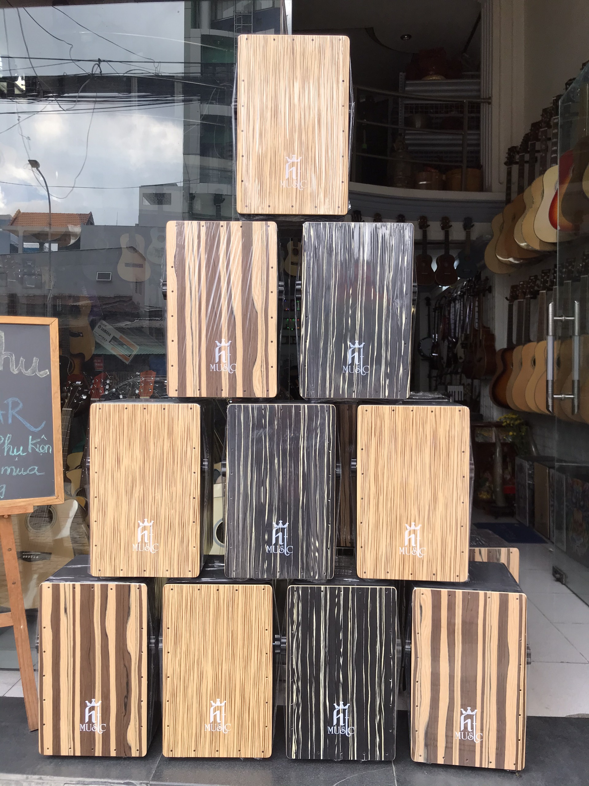 Trống cajon có nút điều chỉnh snare