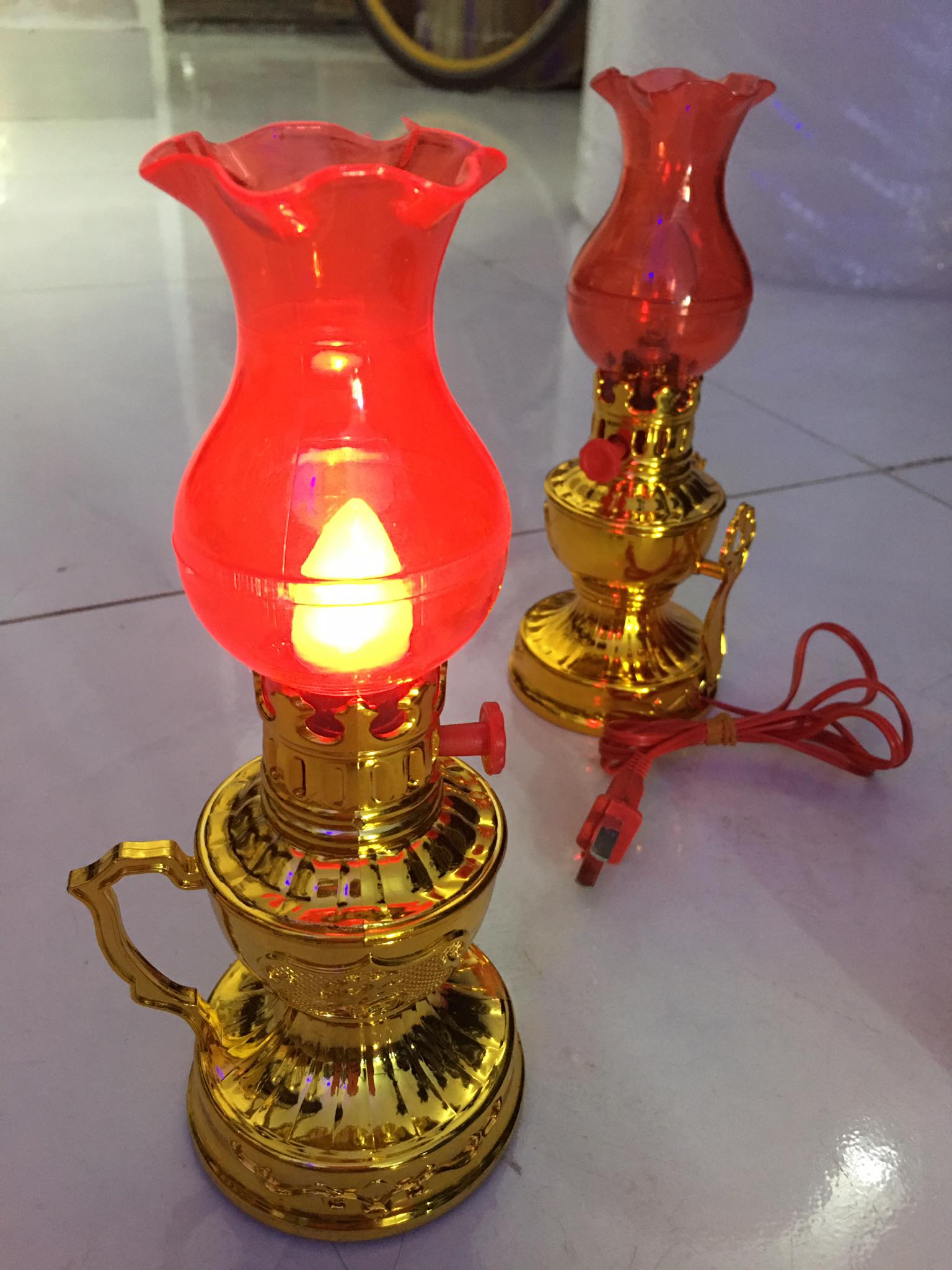 (Bán chạy nhất) Đèn thờ cúng kiểu đèn dầu dùng pin, đèn để bàn thờ, đèn thờ phật- Đèn thờ - Đèn cúng oan toàn cho người lớn và trẻ em tặng kèm pin