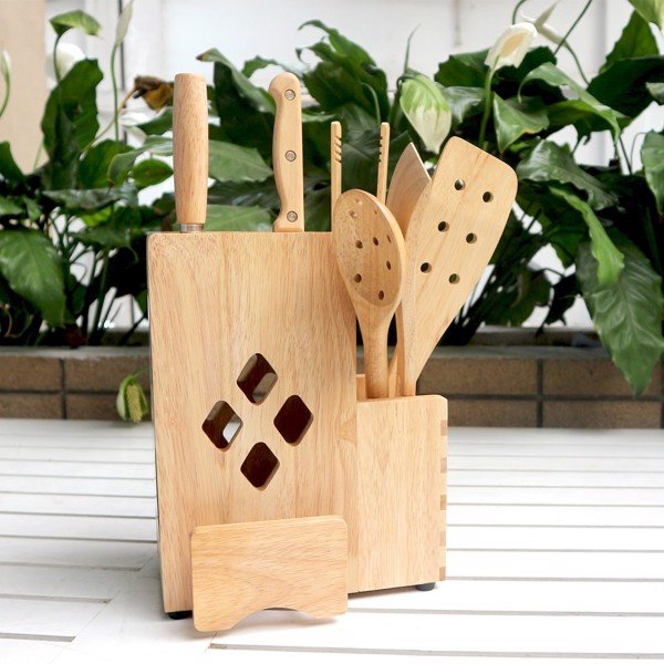 Dắt dao đứng đa năng | Mina Shop Q12_Gỗ Đức Thành-21381 để cắm dao, có các khe cắm dao kèm ống cắm đũa muỗng,có giá dựng thớt, có nắp rời dễ vệ sinh màu sắc TN, Gỗ cao su,KT:18 x 14 x 23.2cm, 1 cái/màng co