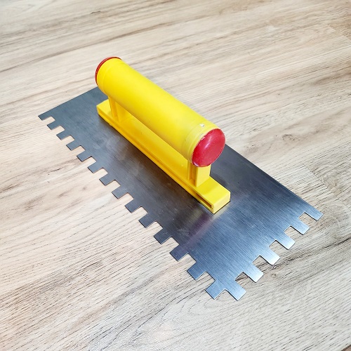 Bay chà thép chữ nhật 30x11cm rãnh 2 cạnh kề răng lớn 1x1cm cán nhựa thi công ốp lát gạch