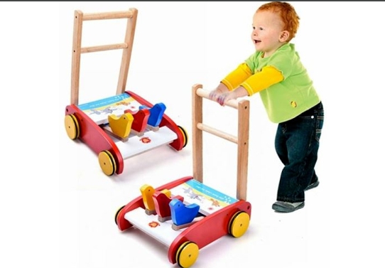 Xe đẩy tập đi bằng gỗ 3 con gà cho trẻ 8 tháng tuổi