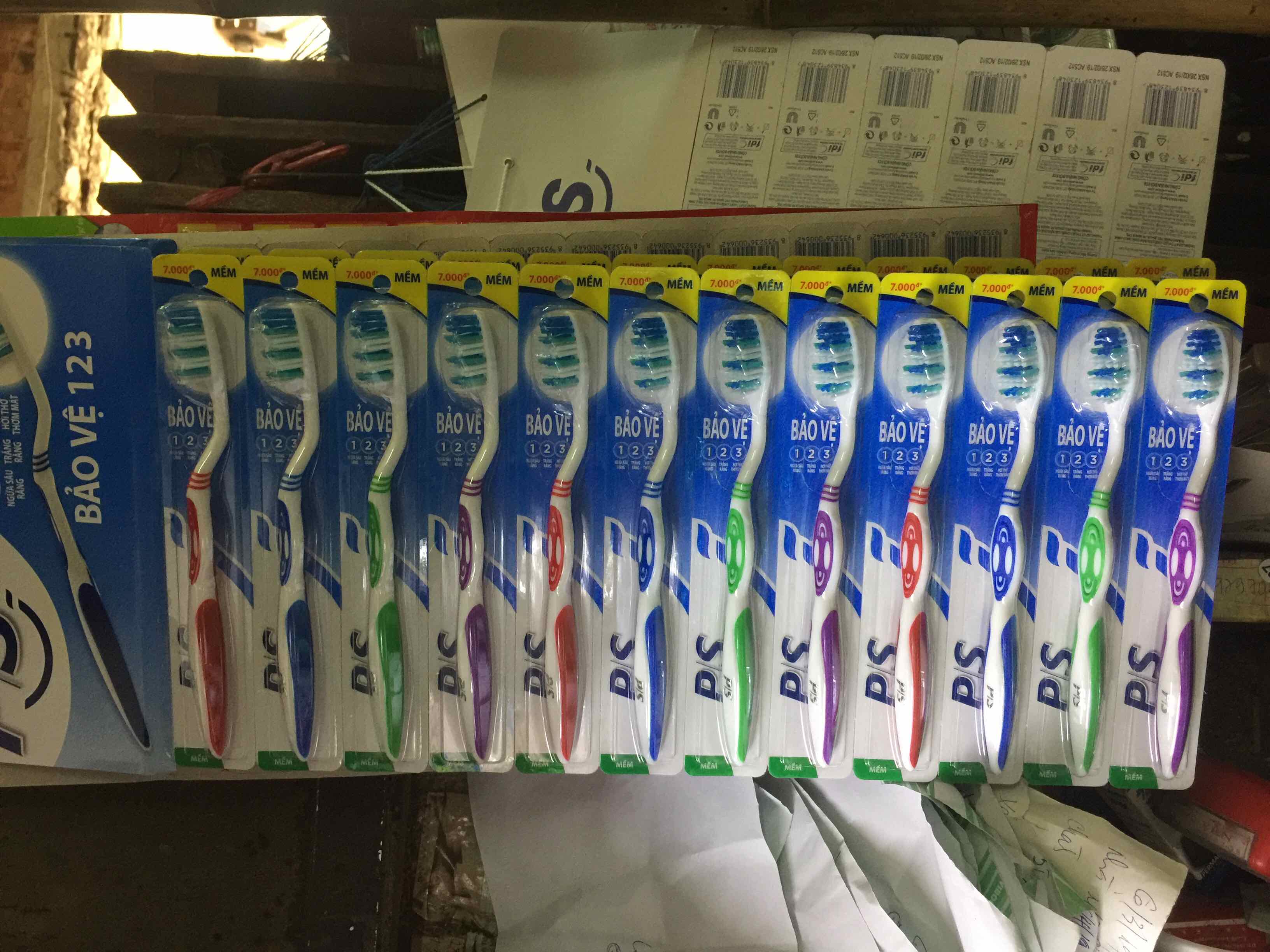 Vỉ 12 cây bàn chải đánh răng p/s bảo vệ 123