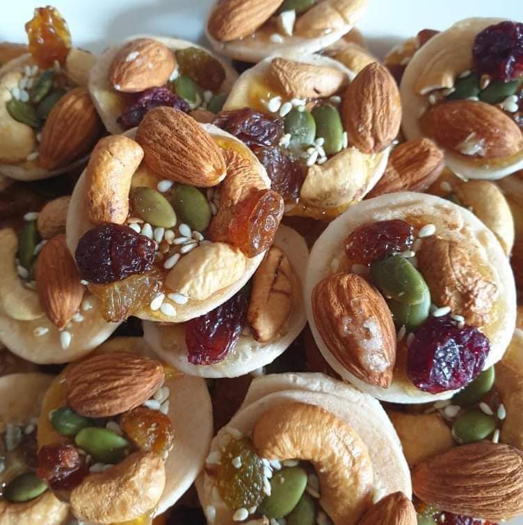 Bánh đồng tiền mix hạt Hạnh nhân, Nho khô, Hạt điều, Mè cực ngon bổ dưỡng không chất bảo quản,