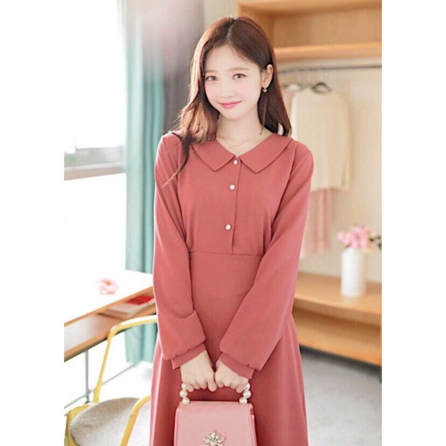 Đầm hồng ruốc cổ sen nút trắng
